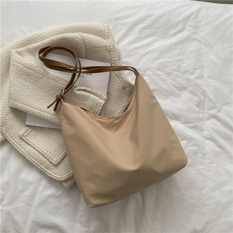 Schultertasche für Damen ⎜ Modernes Design mit praktischer Form und verstellbarem Tragegurt