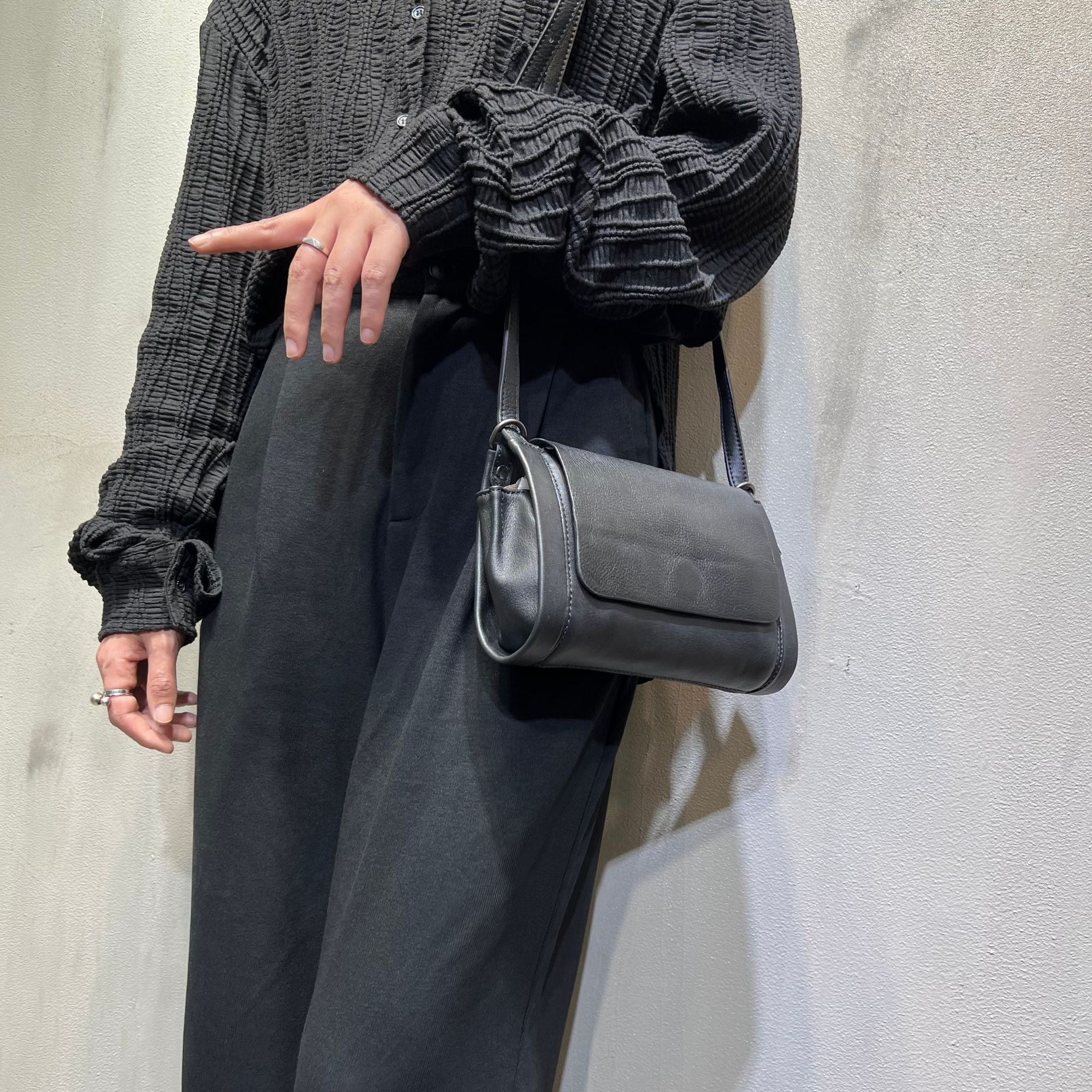 Umhängetasche aus Echtleder für Damen ⎜ Handgefertigte Schultertasche mit mehreren Fächern für den Alltag