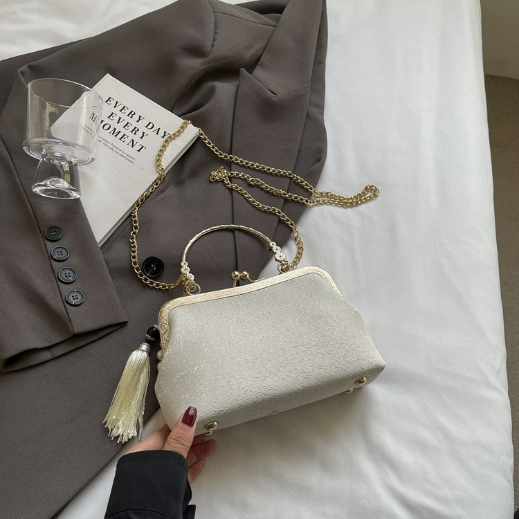 Stickerei Handtasche im Chinesischen Stil ⎜ Elegante Clutch mit Perlenhenkel und Traditionellem Blumenmuster