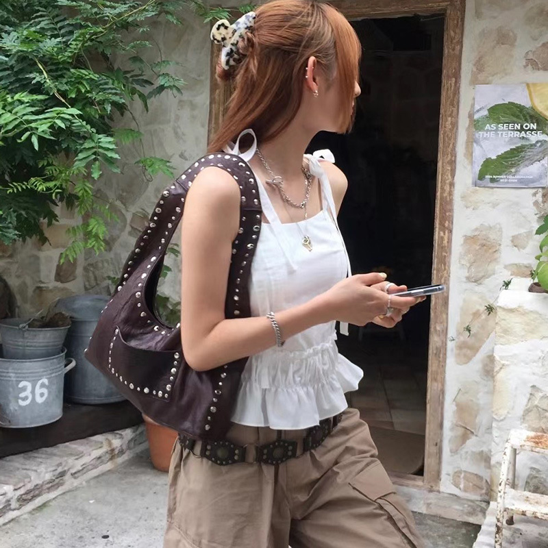 Schultertasche für Damen ⎜ Retro-Design mit Nieten und breitem Henkel für modische Alltagslooks