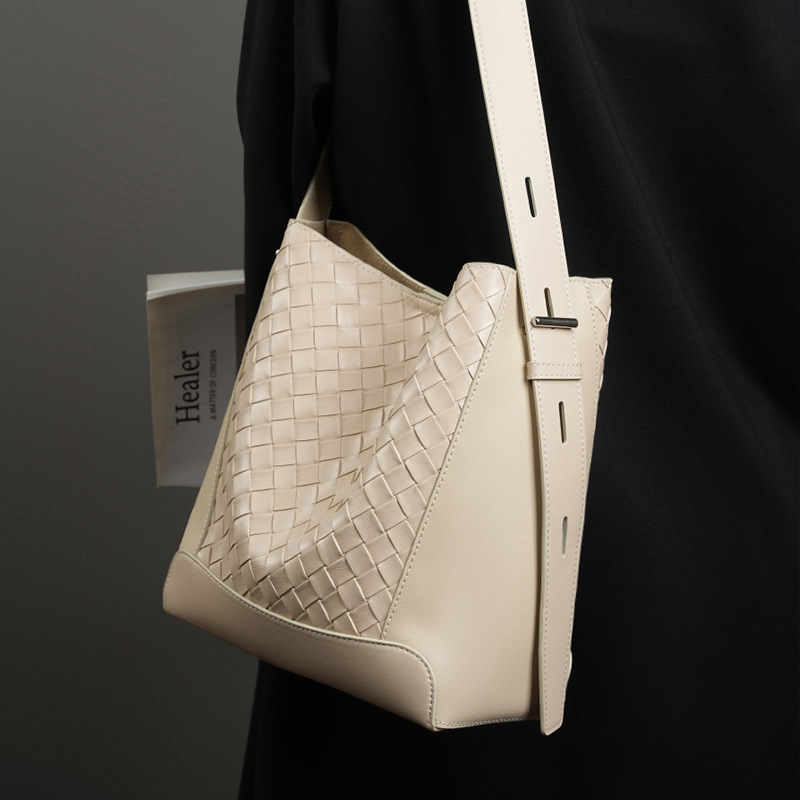 Schultertasche für Damen ⎜ Modische Umhängetasche aus Echtleder mit Flechtdesign und breitem Trageriemen