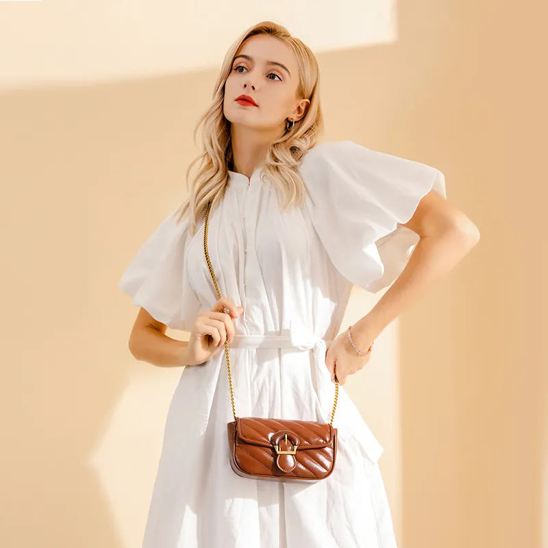 Umhängetasche für Damen ⎜ Gestepptes Mini-Bag mit Kettengurt und dekorativer Schnalle für Ausgehen und Alltag