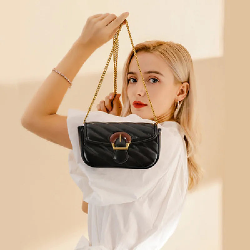 Umhängetasche für Damen ⎜ Gestepptes Mini-Bag mit Kettengurt und dekorativer Schnalle für Ausgehen und Alltag