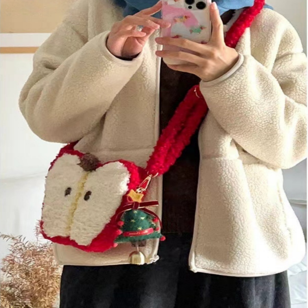 Umhängetasche für Damen ⎜ Flauschige Schultertasche im Weihnachtsdesign mit Apfelmotiv für Winter und Festtage