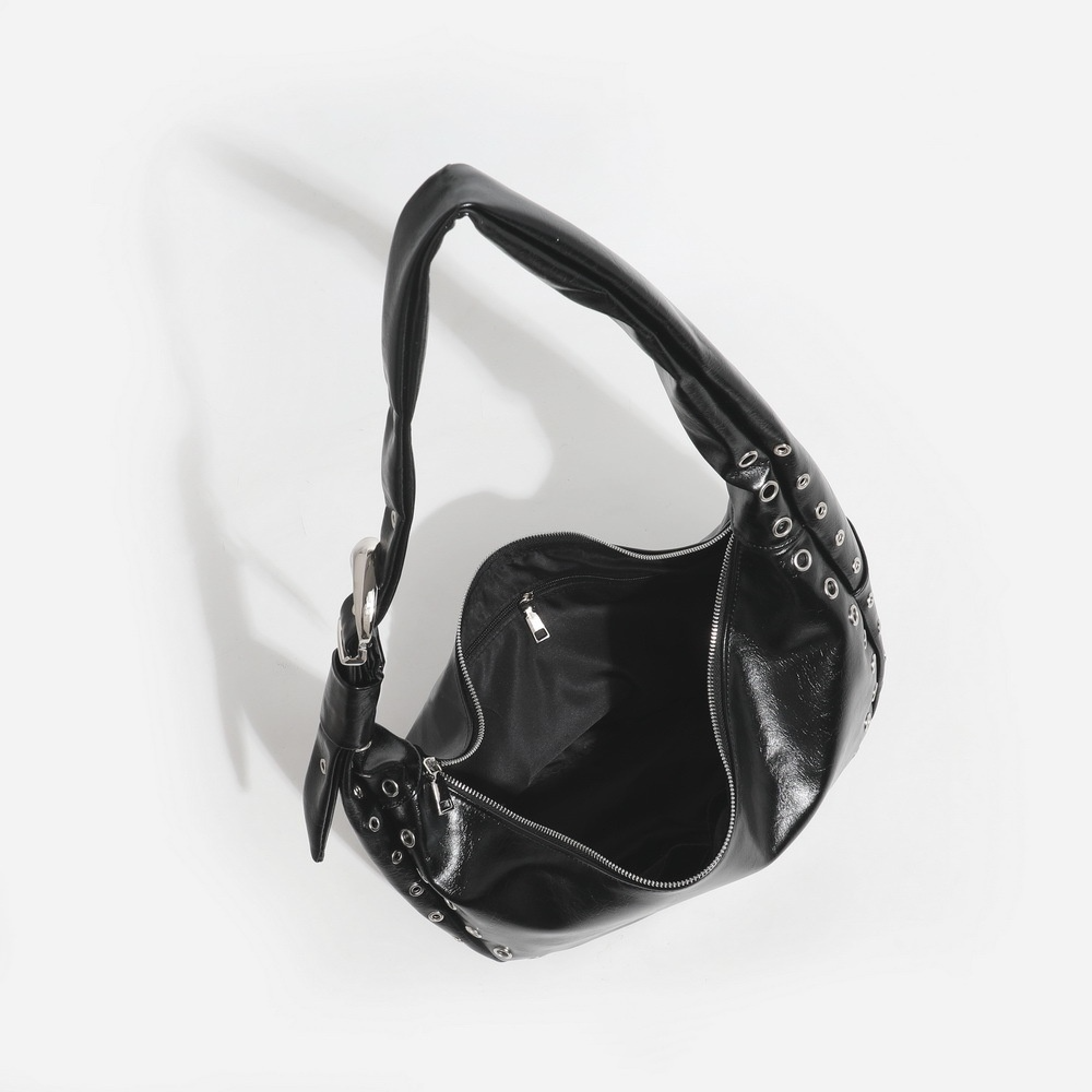 Damen Schultertasche Im Retro Stil ⎜ Geräumige Crossbody Bag Mit Nietenverzierung Und Einem Tragegurt