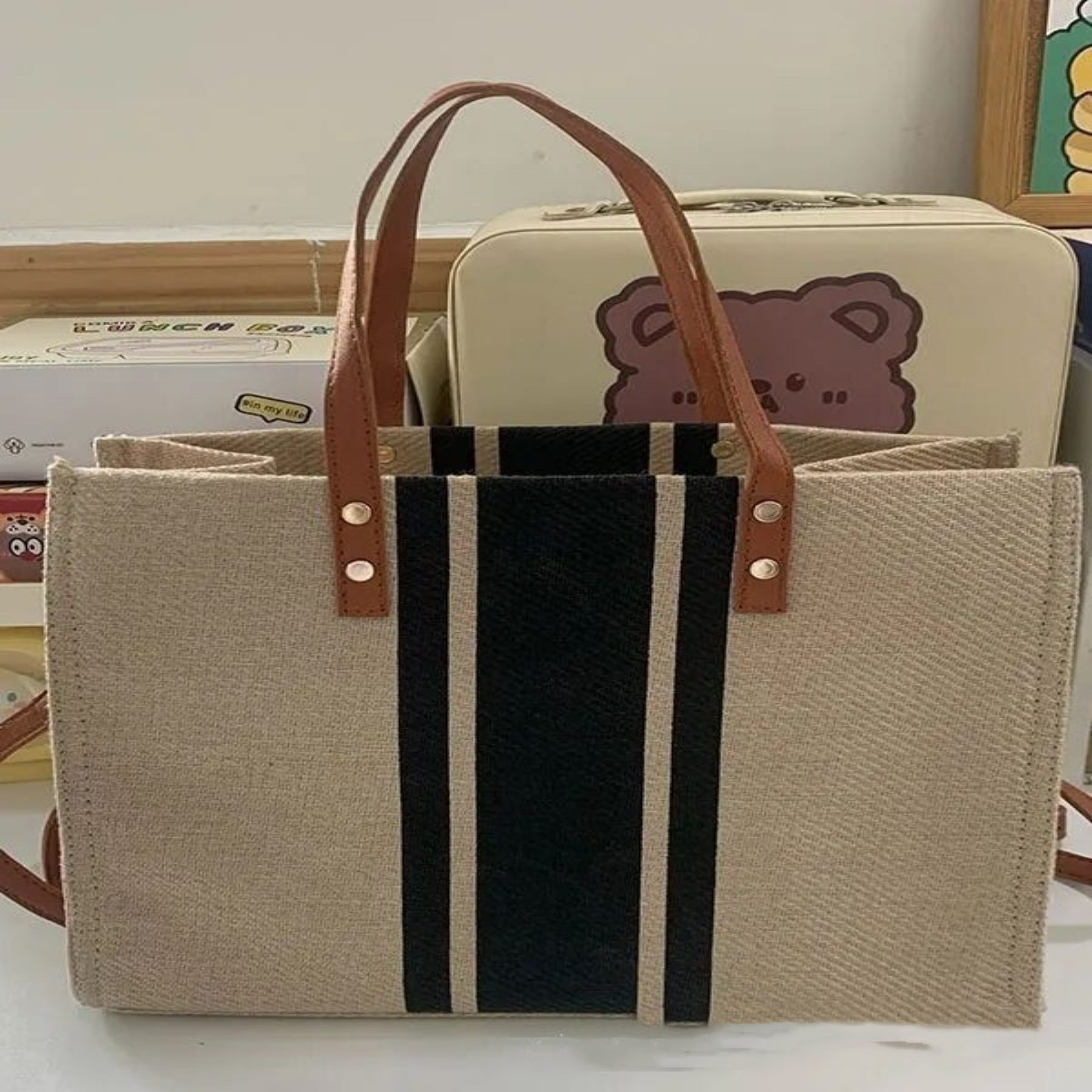 Stilvolle Umhängetasche für Damen ⎜ Geräumige Tasche mit Streifen-Design und Ledergriffen