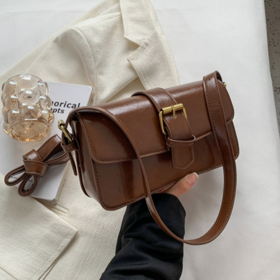 Umhängetasche für Damen ⎜ Kleine Retro-Schultertasche in Lackoptik mit Schnallendetail für vielseitige Outfits