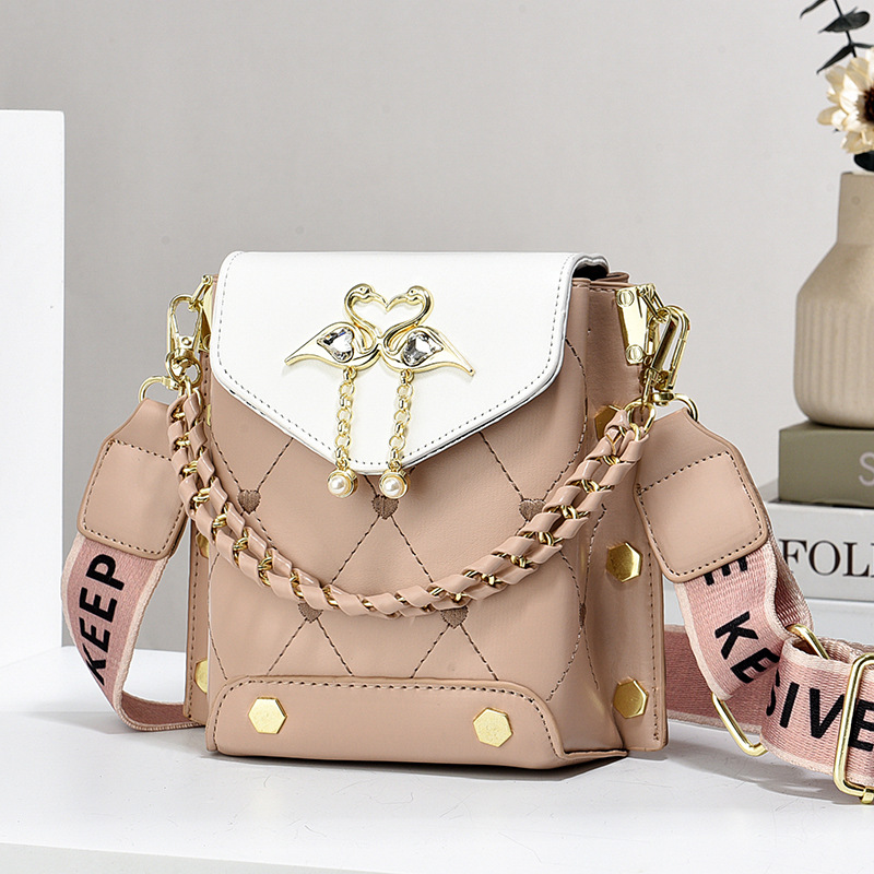 Umhängetasche für Damen ⎜ Kleine Schultertasche mit Perlenkette und Herzverschluss für stilvolle Outfits und Freizeit