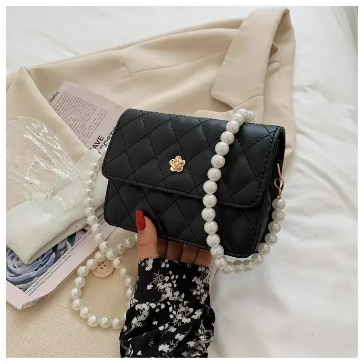 Umhängetasche für Damen ⎜ Elegante Schultertasche mit Rautensteppung und Perlenkette für Ausgehen