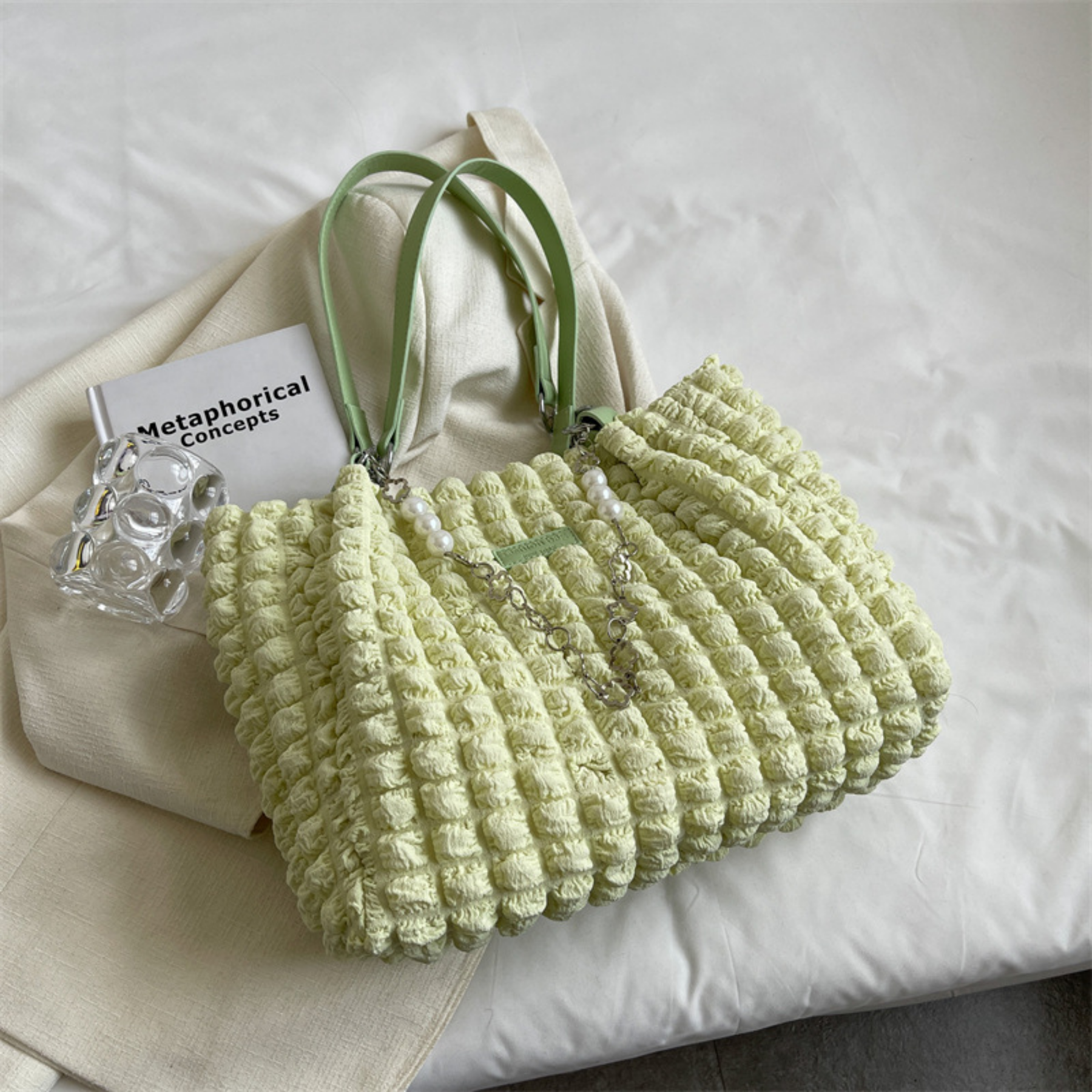 Tote Bag für Damen ⎜ Geräumige Schultertasche aus weichem Stoff mit Perlen- und Kettenakzenten