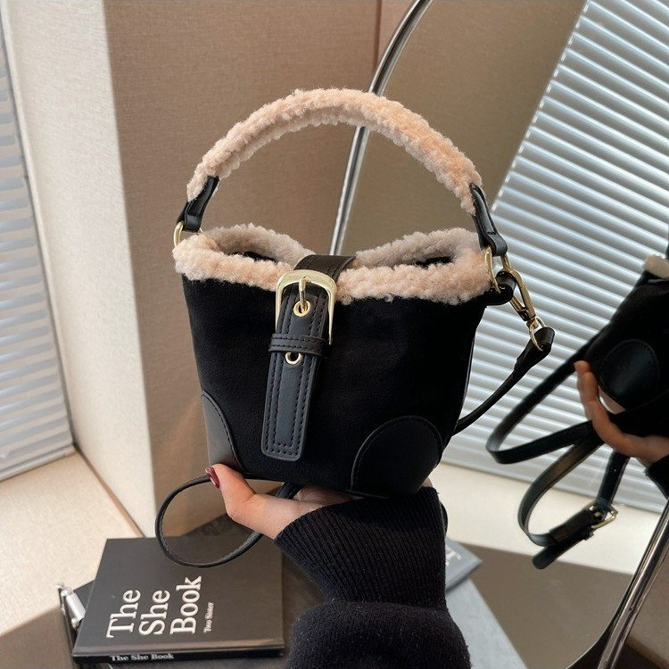 Umhängetasche für Damen ⎜ Kuschelige Handtasche mit Plüschbesatz und verstellbarem Riemen für kalte Tage
