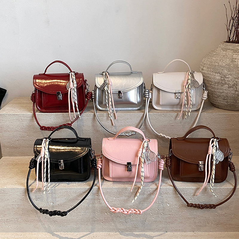Damen Umhängetasche im Retro-Stil ⎜ Kleine quadratische Handtasche mit Griff für Alltag und Freizeit