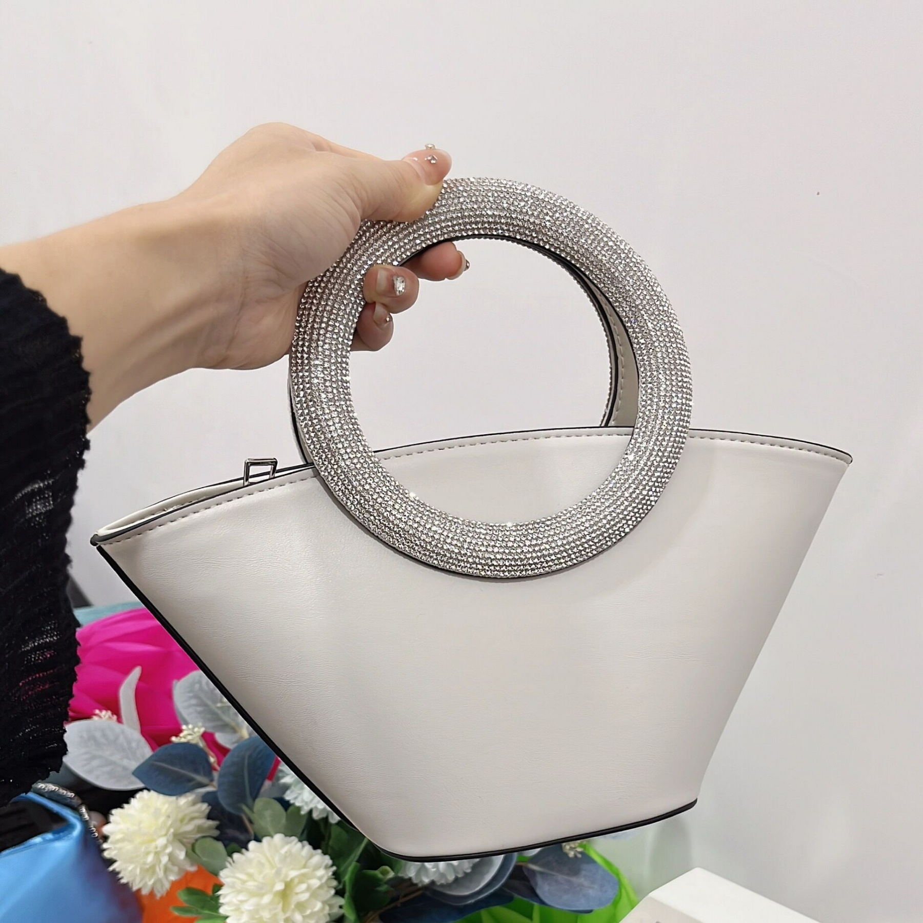 Diamant-Rundgriff Handtasche ⎜ Elegantes Design mit verstellbarem Träger und funkelndem Griff