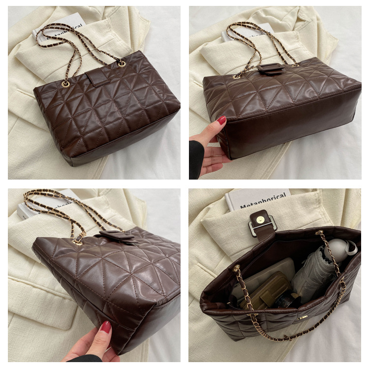 Schultertasche für Damen ⎜ Trendige Handtasche im Karo-Design mit goldener Kettenverzierung
