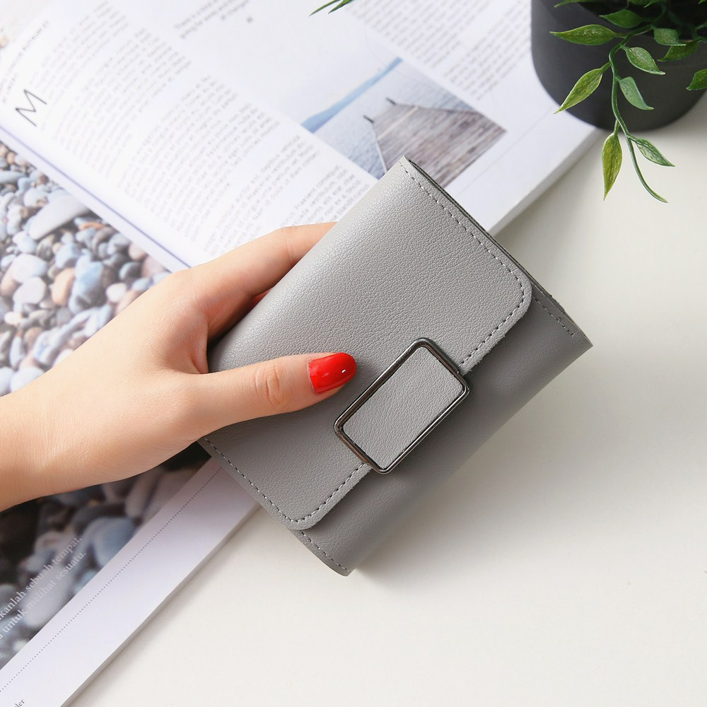 Damen Kurz-Geldbörse im schlichten Design ⎜ Modische Brieftasche mit Steckverschluss und weicher Oberfläche