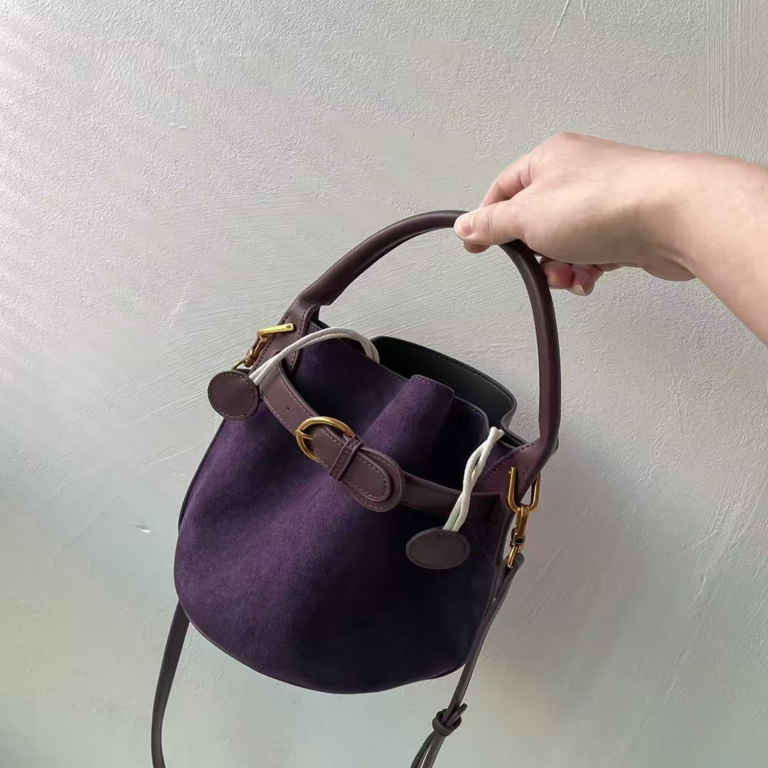 Damen Bucket Bag aus Samt ⎜ Elegante Schultertasche in Lila mit Verstellbarem Riemen und Modernem Verschluss