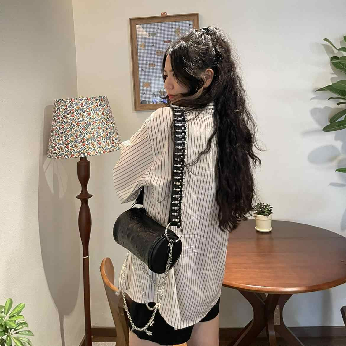 Damen Schultertasche im Retro-Look ⎜ Stylische Zylindertasche mit Kettenriemen und Geprägter Lederoptik