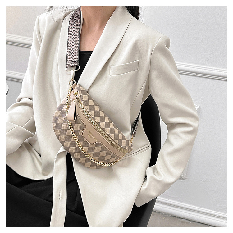 Crossbody Tasche für Damen ⎜ Modische Umhängetasche mit Ketten-Detail für Alltag, Reisen und Freizeit-Looks