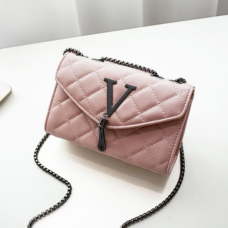 Umhängetasche für Damen ⎜ Gesteppte Mini-Tasche mit Kettenriemen und elegantem Zieranhänger