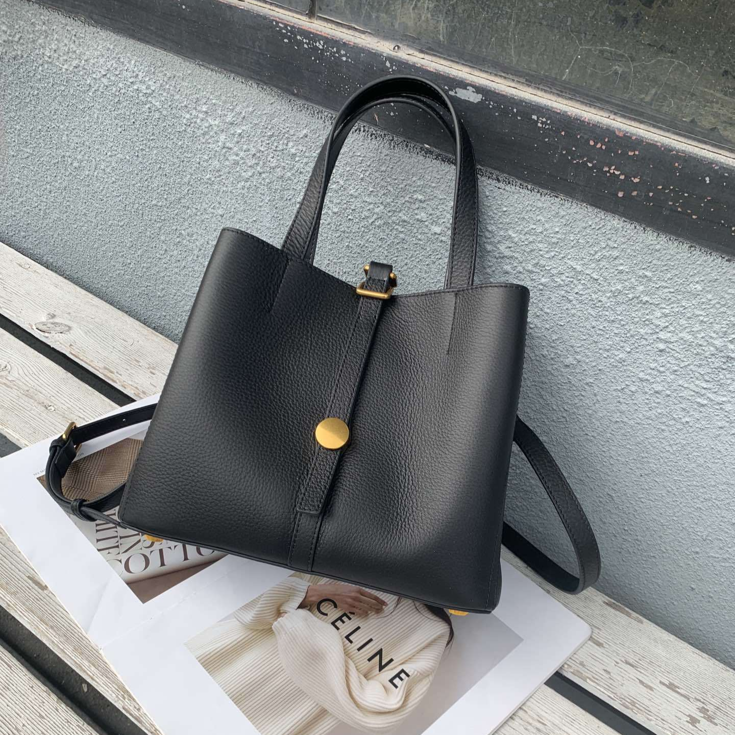 Damen Tragetasche aus Echtleder ⎜ Zeitlose Handtasche mit Riemenverschluss für Büro, Stadt und Alltag