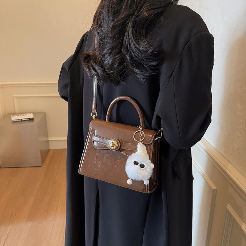 Schultertasche mit Drehverschluss ⎜ Kompakte Umhängetasche für Damen mit Kurzgriff und Plüschanhänger