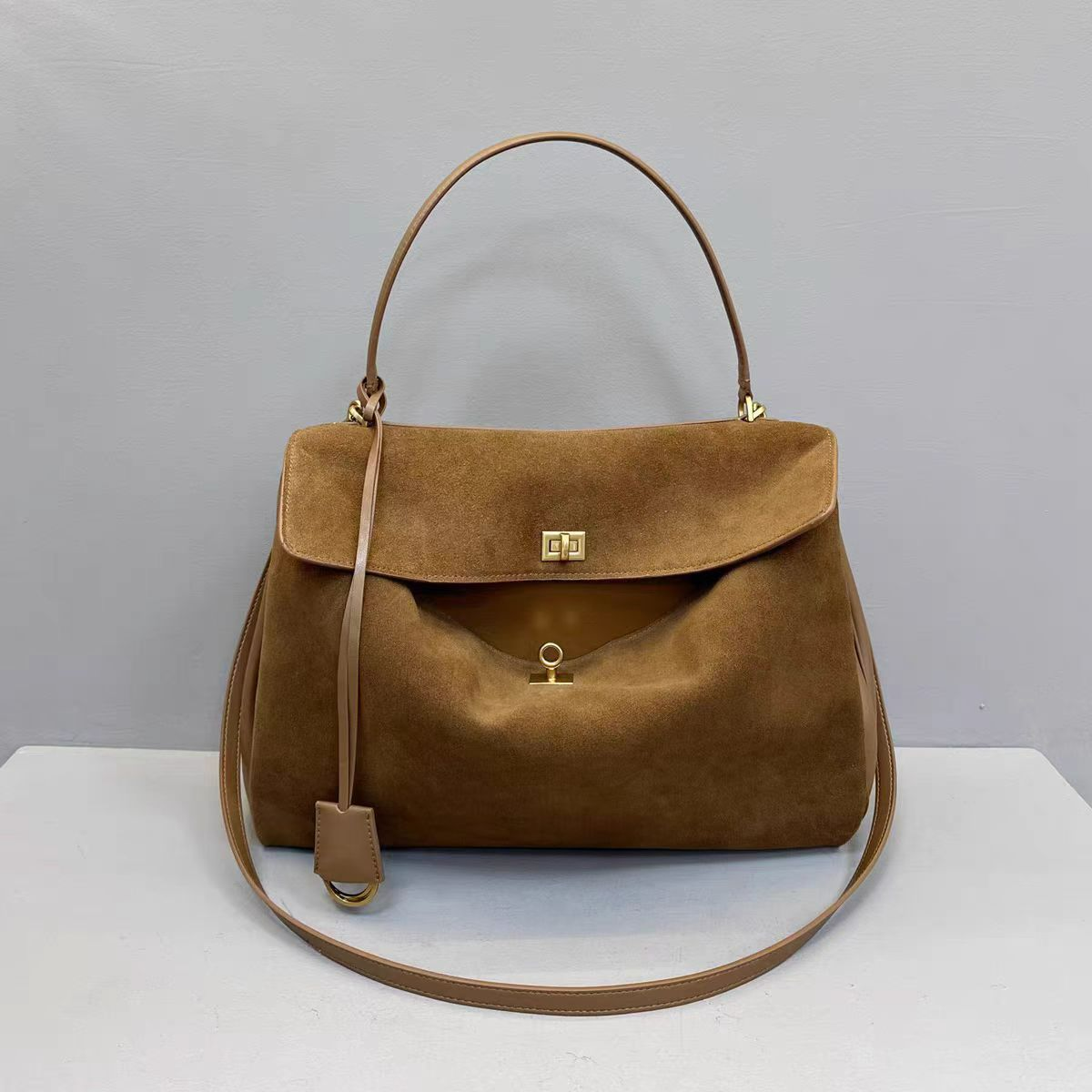 Handtasche für Damen ⎜ Große Schultertasche in Wildlederoptik mit Drehverschluss und Trageriemen für den Alltag