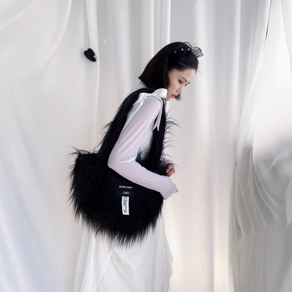 Damen Schultertasche mit Kunstfell ⎜ Modische Tasche mit viel Stauraum für Alltag und Events