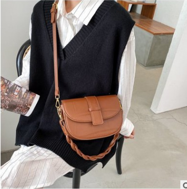 Damen Schultertasche mit Flechtgriff ⎜ Elegante Umhängetasche in Steinoptik mit praktischem Verschluss