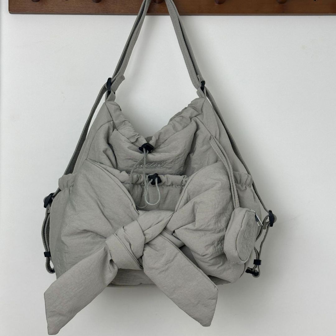 Damen Freizeittasche mit Schleife ⎜ Stylische Schultertasche mit Kordelzug und weichem Stoff für Alltag