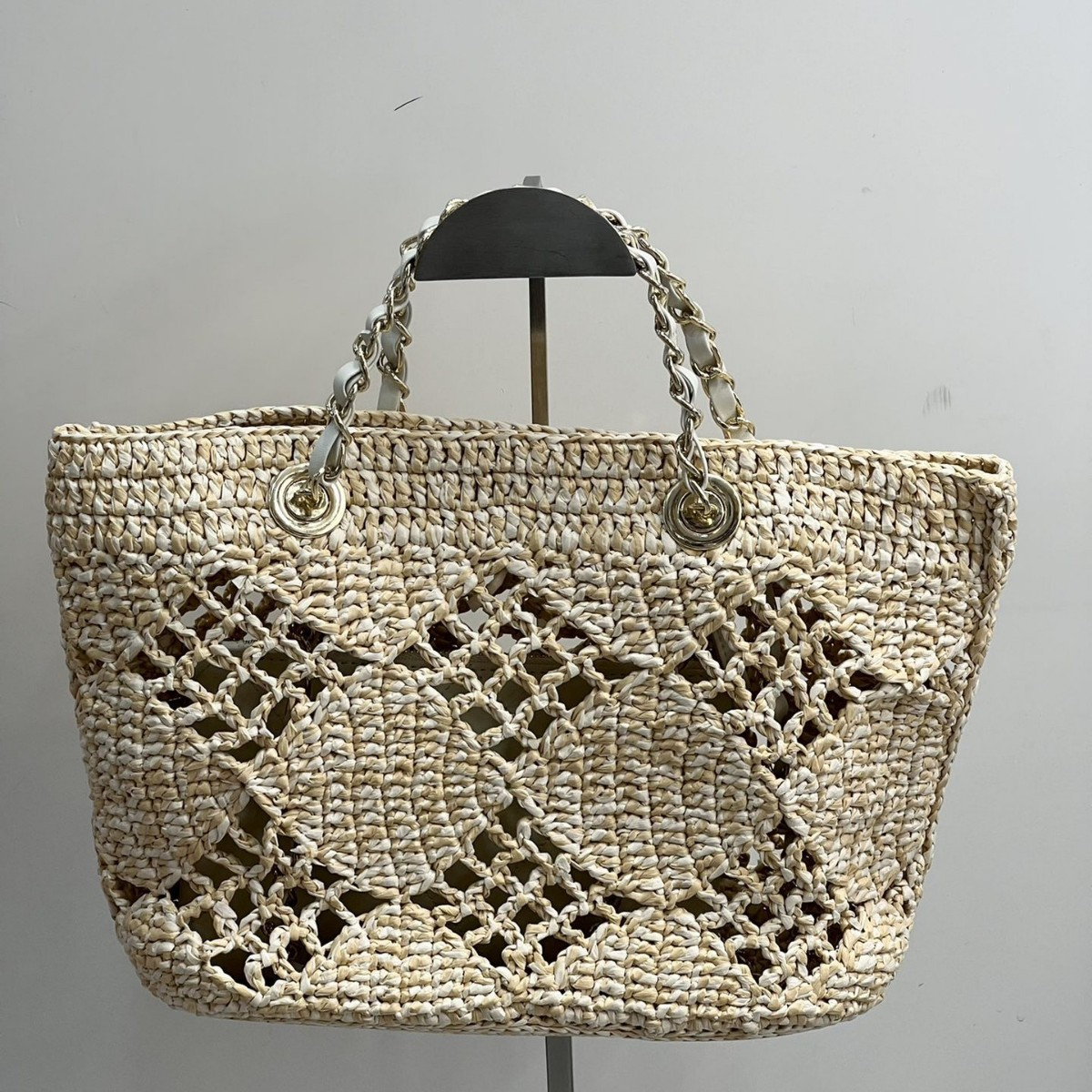 Strandtasche für Damen ⎜ Geflochtene Umhängetasche aus Stroh mit luftigem Design für Sommer und Urlaub