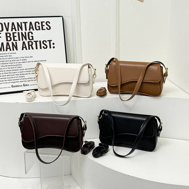 Umhängetasche für Damen ⎜ Schlichte Kunstledertasche mit Magnetverschluss und verstellbarem Riemen
