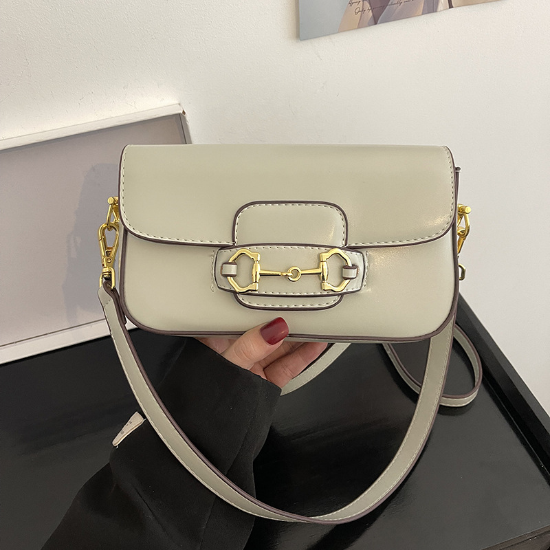 Umhängetasche mit Schnallendetail ⎜ Kompakte Crossbody Tasche für Damen im Schlichten Design mit Verstellbarem Gurt