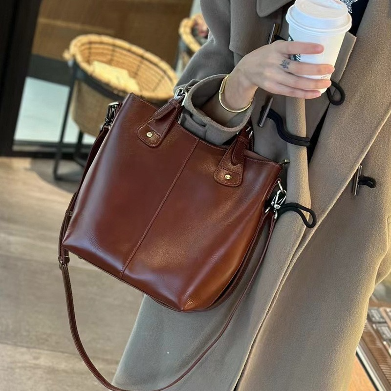 Damen Handtasche aus weichem Leder ⎜ Geräumige Schultertasche mit kurzem Griff für Alltag und Büro