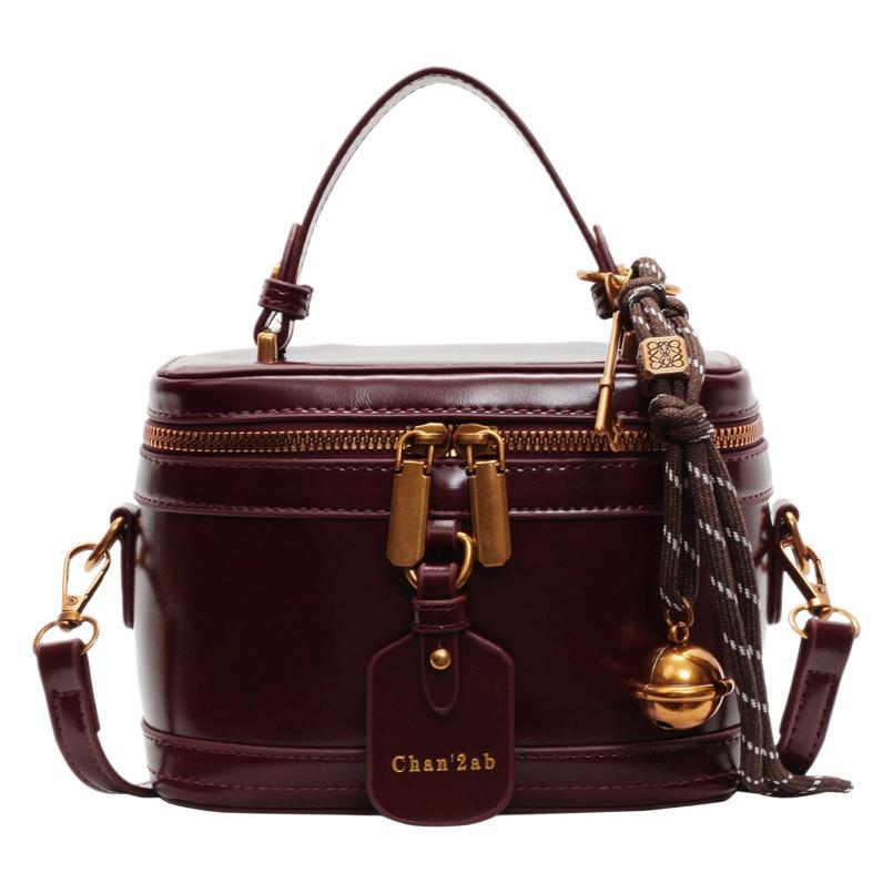 Umhängetasche für Damen ⎜ Retro Schultertasche in Boxform mit Reißverschluss und dekorativem Anhänger