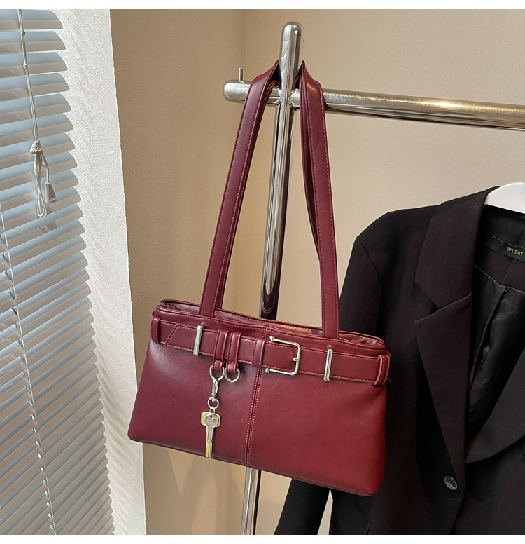 Damen Handtasche im Retro-Stil ⎜ Elegante Schultertasche mit Riemendetail und Schlüsselanhänger für Büro und Alltag