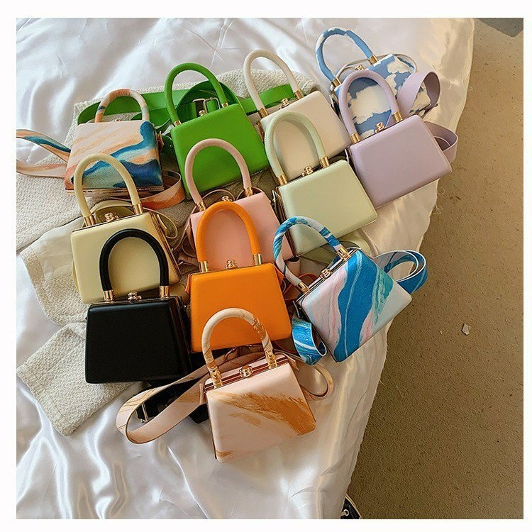 Damen Clip-Handtasche in Kontrastfarben ⎜ Elegante Mini-Tasche mit Bügelverschluss und kurzem Tragegriff