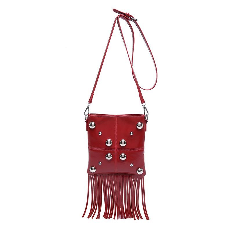 Umhängetasche für Damen ⎜ Trendige Schultertasche mit Nieten und Fransen für Festivals und Streetstyle