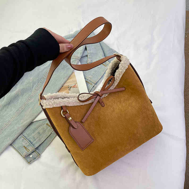 Umhängetasche für Damen ⎜ Große Retro-Schultertasche aus Wildlederimitat mit Teddyfutter für den Alltag