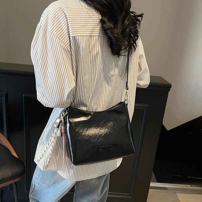 Damen Schultertasche im Bucket-Stil ⎜ Modische Unterarmtasche mit Riemen für Alltag und Freizeit