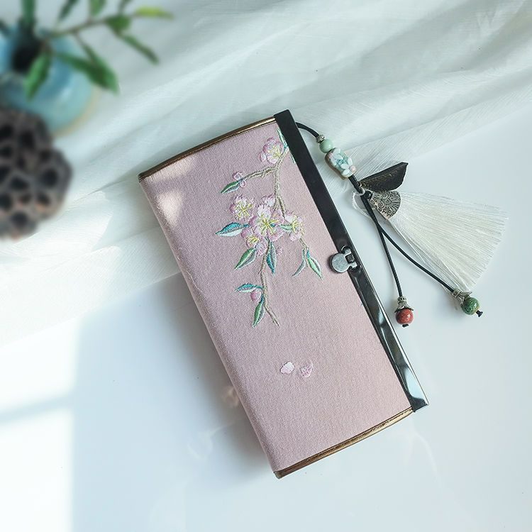 Damen Clutch mit Stickerei ⎜ Künstlerische Geldbörse im Retro-Stil mit Metallrahmen und dekorativem Anhänger