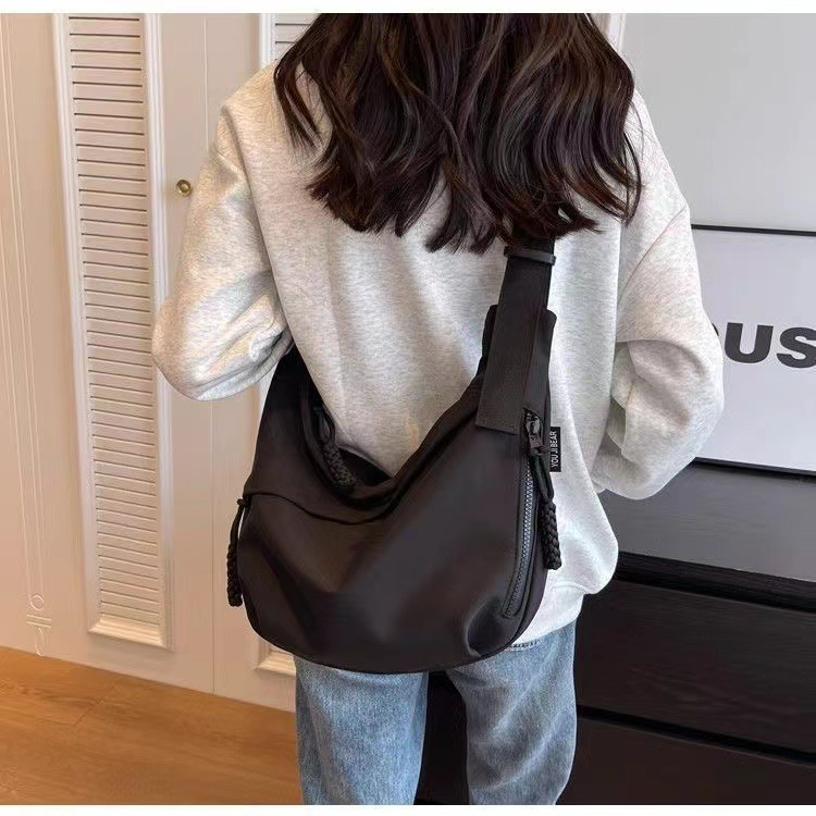 Umhängetasche aus Oxford-Gewebe für Damen ⎜ Sportliche Schultertasche mit Viel Stauraum und Lässigem Design