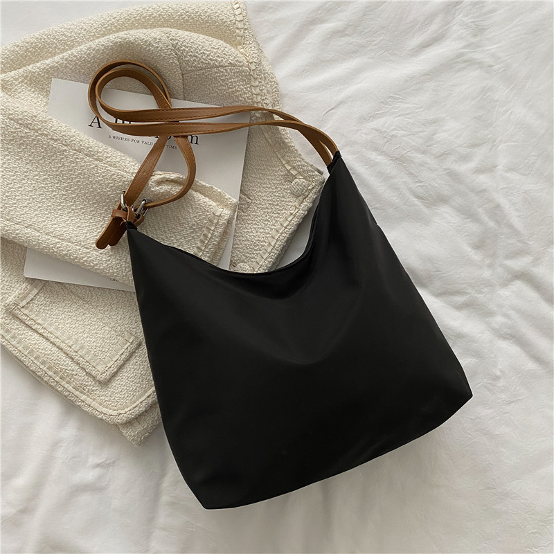 Schultertasche für Damen ⎜ Modernes Design mit praktischer Form und verstellbarem Tragegurt
