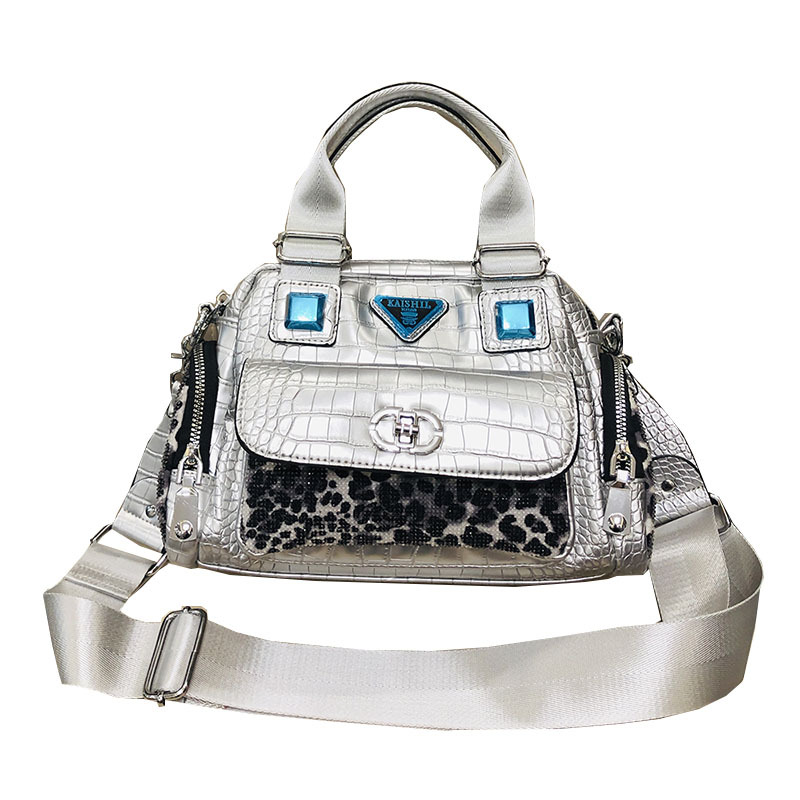Umhängetasche für Damen ⎜ Glänzende Schultertasche mit Kroko-Prägung und Leopardenmuster für modische Auftritte