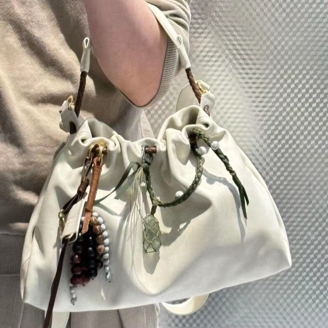Damen Schultertasche aus Leder ⎜ Große Beuteltasche mit Kordelzug und variablem Trageriemen