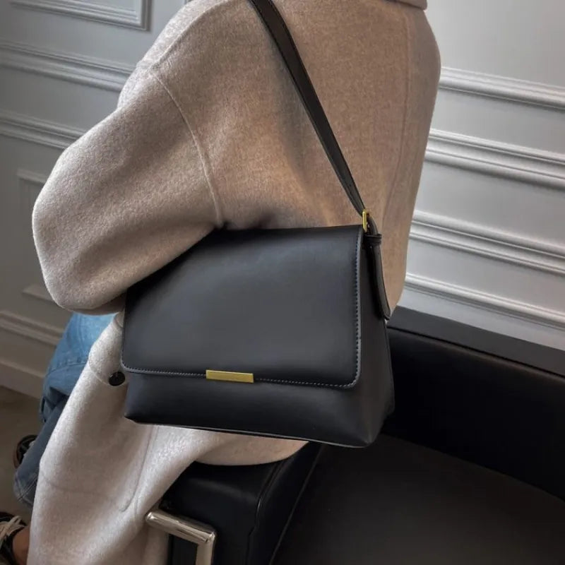 Umhängetasche für Damen ⎜ Elegante Schultertasche in Lederoptik mit Klappverschluss für Büro und Alltag