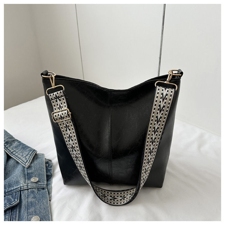 Umhängetasche für Damen ⎜ Große Schultertasche aus Leder mit breitem Gurt und viel Stauraum