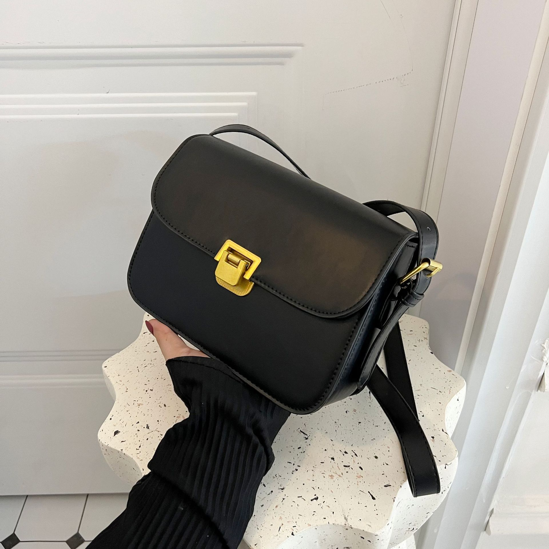 Umhängetasche mit Schnalle ⎜ Schlichte Schultertasche für Damen mit Eleganter Form und Verstellbarem Riemen