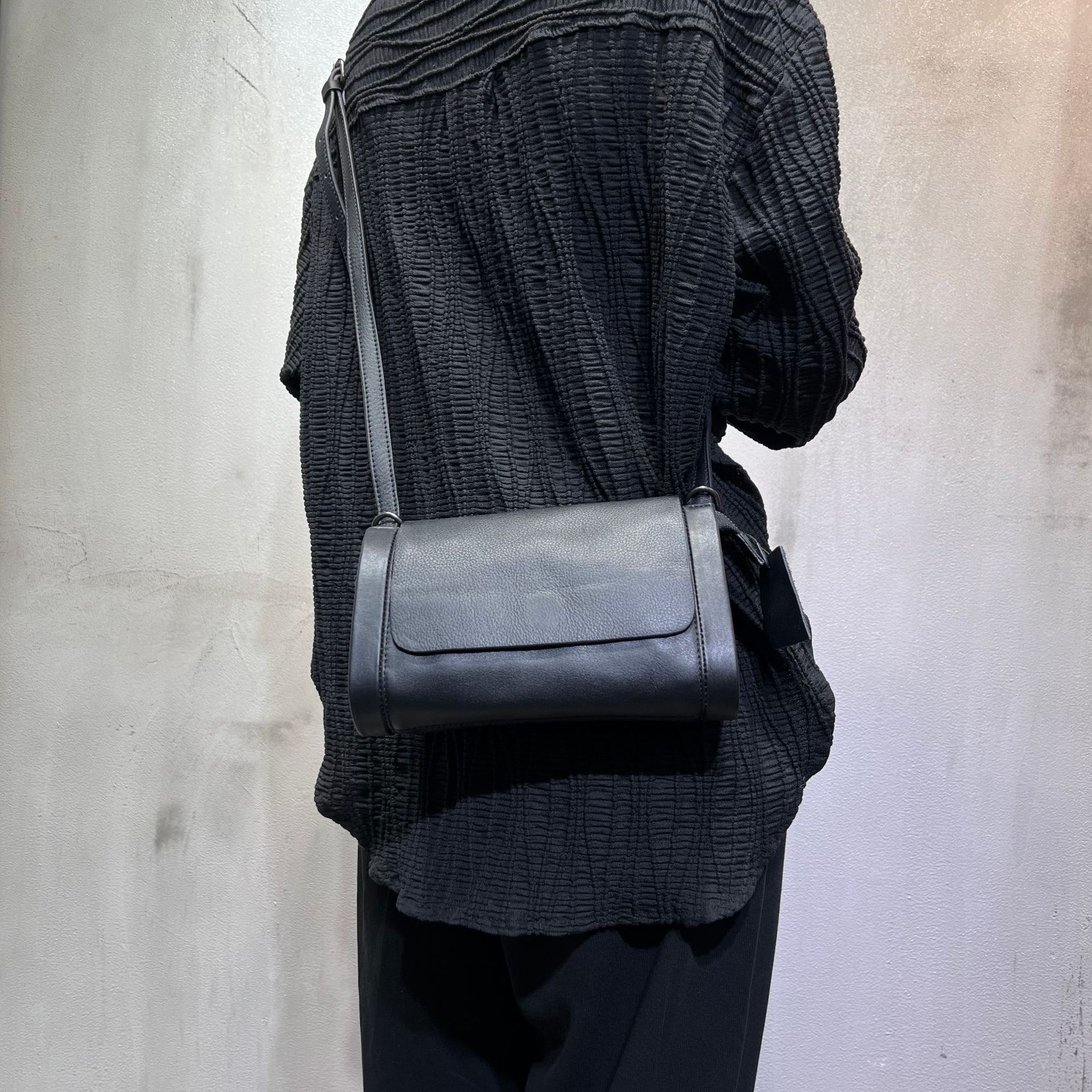 Umhängetasche aus Echtleder für Damen ⎜ Handgefertigte Schultertasche mit mehreren Fächern für den Alltag