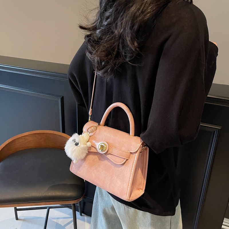 Schultertasche mit Drehverschluss ⎜ Kompakte Umhängetasche für Damen mit Kurzgriff und Plüschanhänger