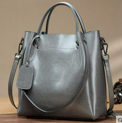 Damen Ledertasche ⎜ Robuste Schultertasche in edler Optik für Büro und Alltag